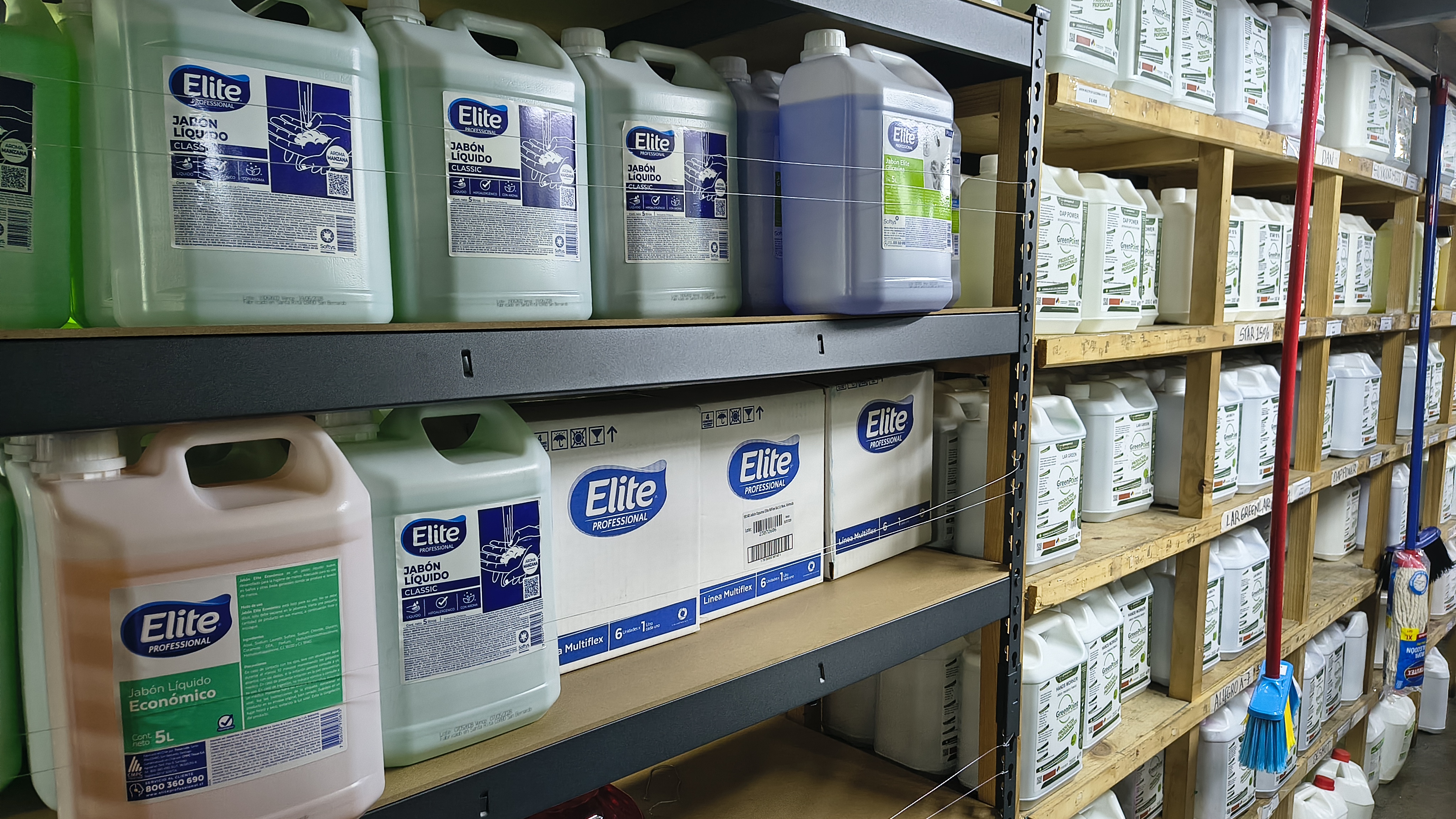 Estanterías de bodega con insumos de higiene