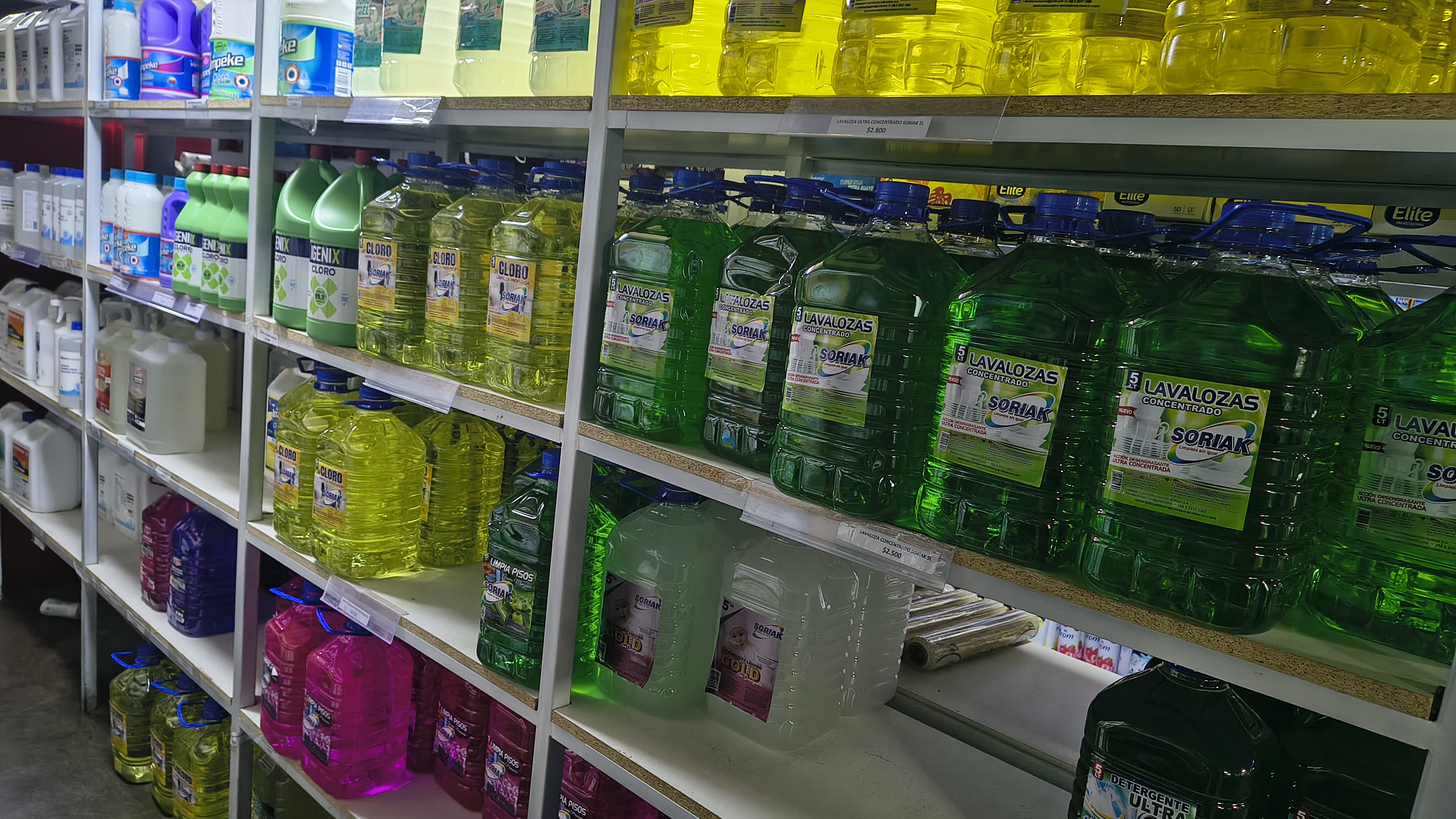 Bidones de limpieza exhibidos en la tienda Rolleri