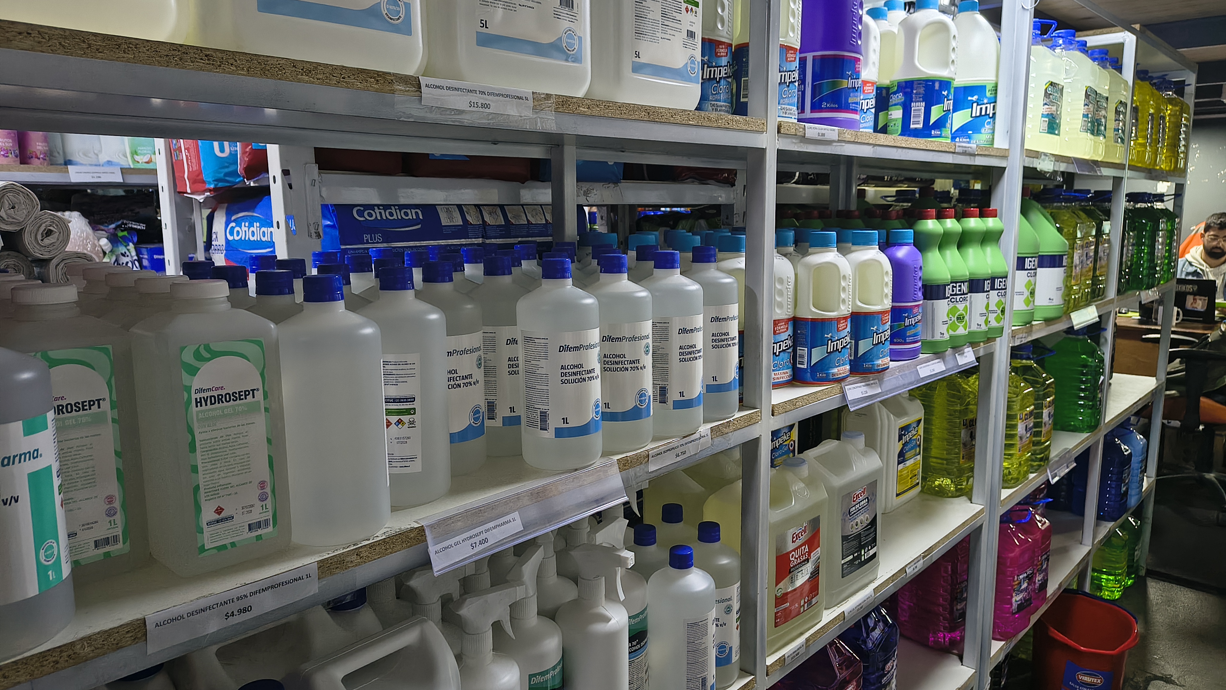 Productos de desinfección y limpieza disponibles en el local
