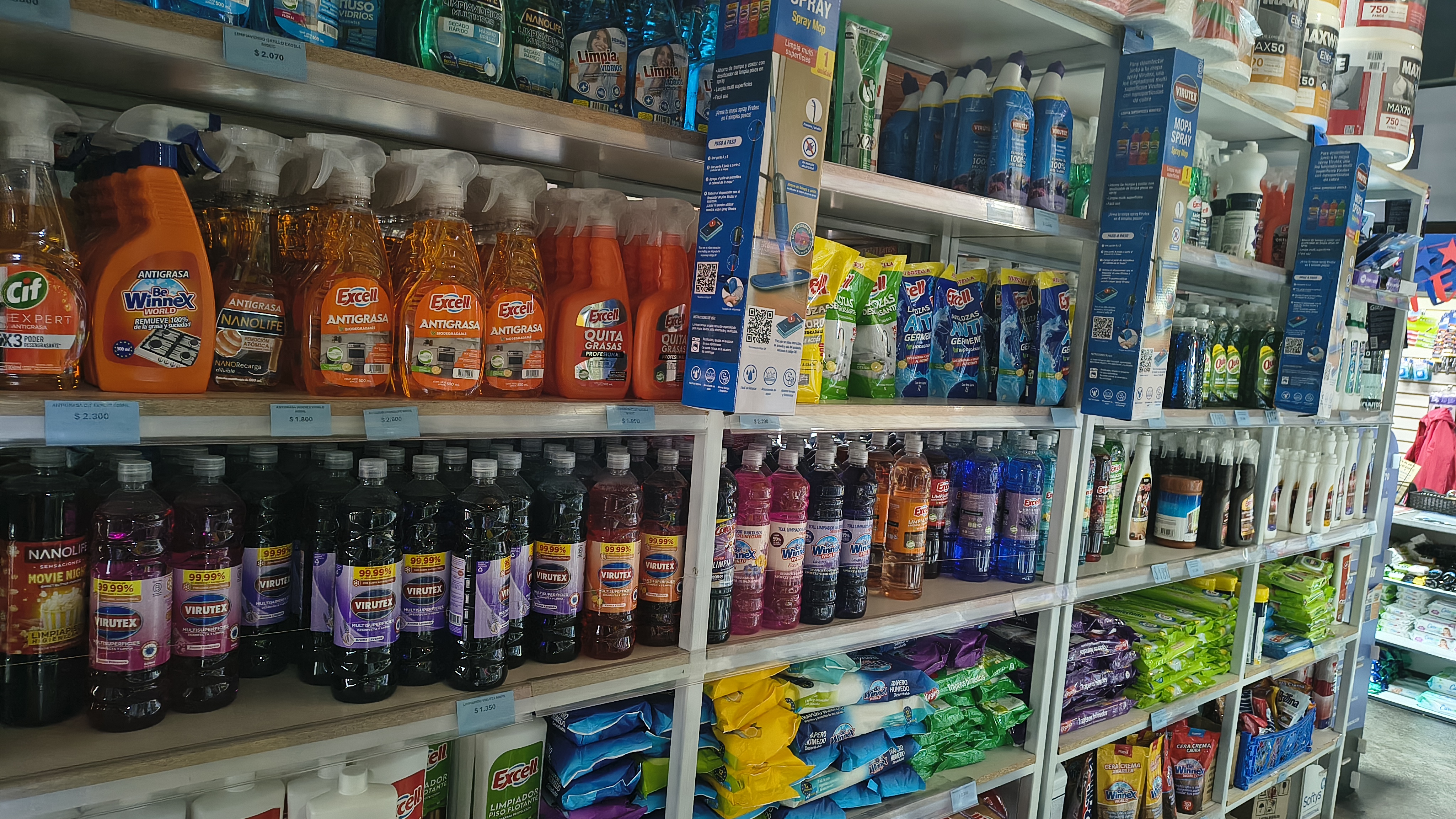 Estantes del local con limpiadores y productos para el hogar
