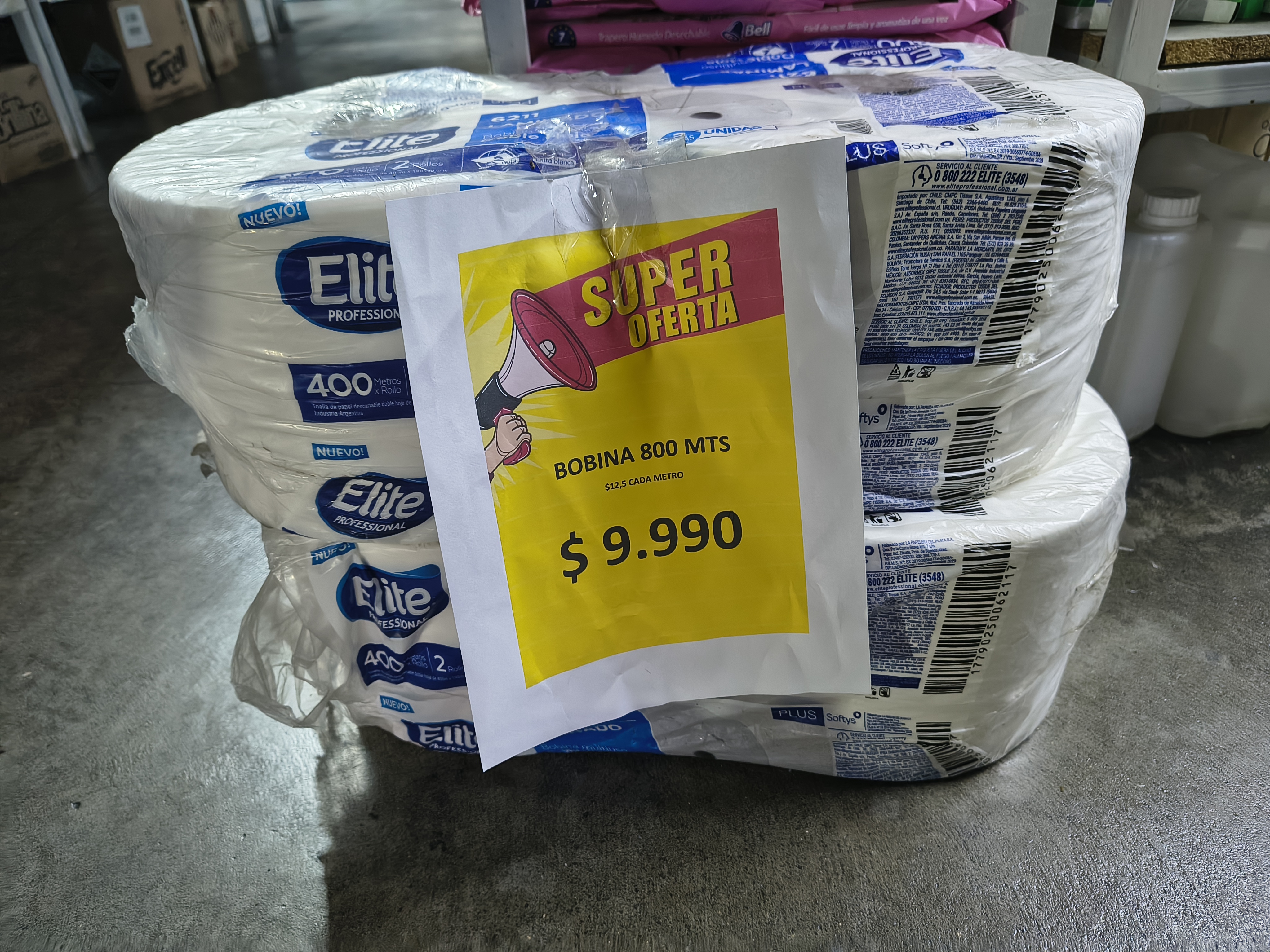 Bobinas Elite con cartel de superoferta fotografiada en el local