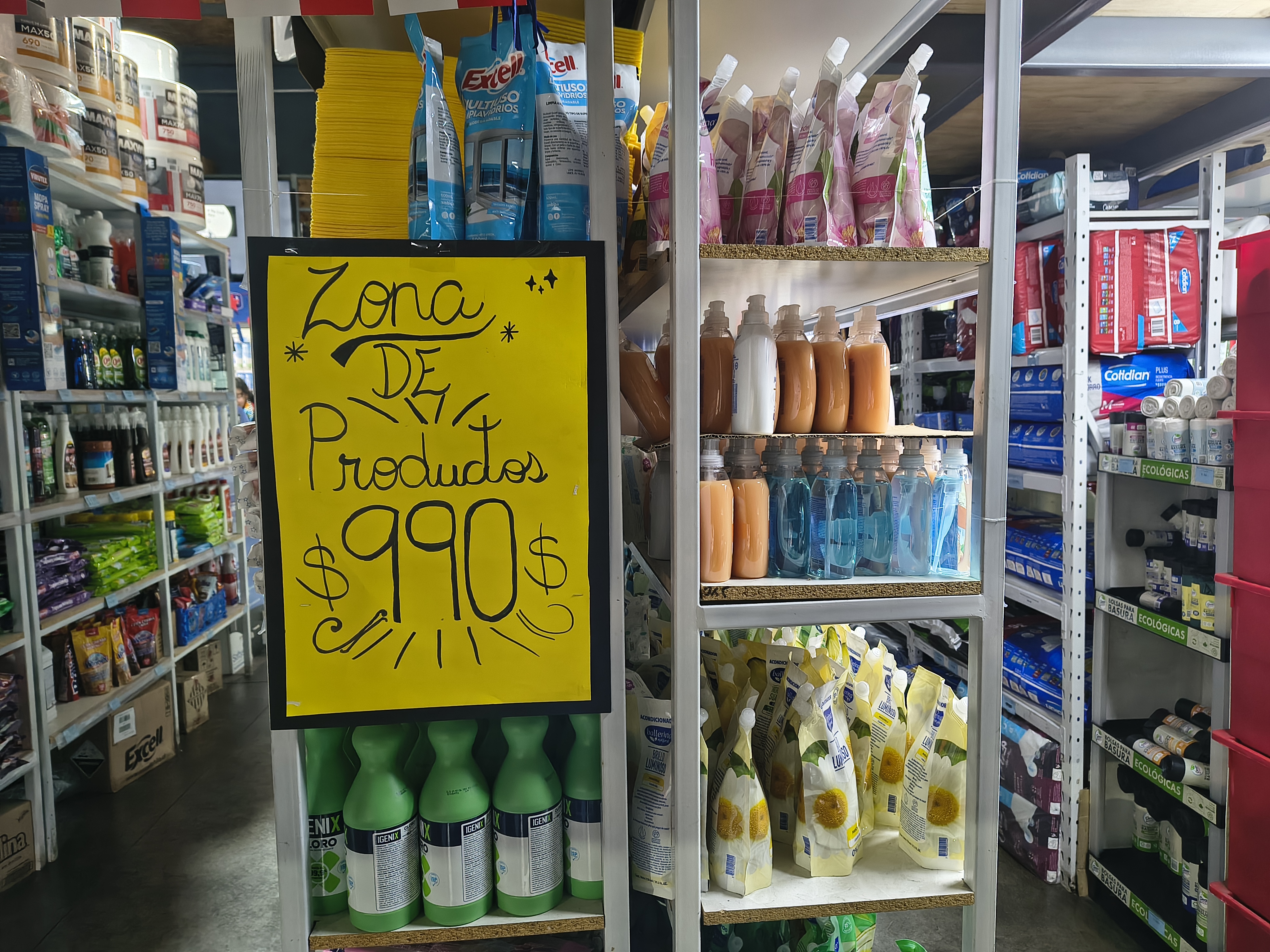 Cartel fotografiado en el local de zona de productos a 990 pesos