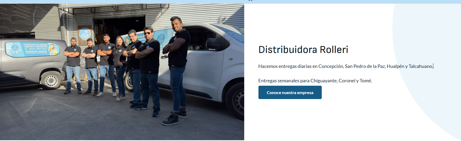 Equipo de Distribuidora Rolleri junto a sus vehículos de reparto