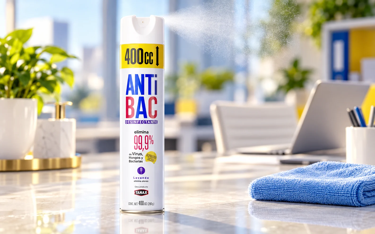 Desinfectante Antibac 400 cc en una escena promocional